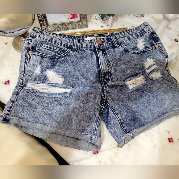refuge Pants - RUFUGE NWOT DENIM DISTRESSED JEAN SHORTS. 10